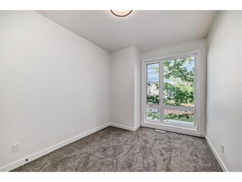 1953 13 Street Nw, Calgary, AB - Indoor Photo Showing Bathroom