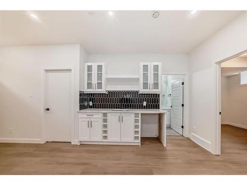 1953 13 Street Nw, Calgary, AB - Indoor Photo Showing Bathroom