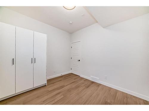 1953 13 Street Nw, Calgary, AB - Indoor Photo Showing Bathroom