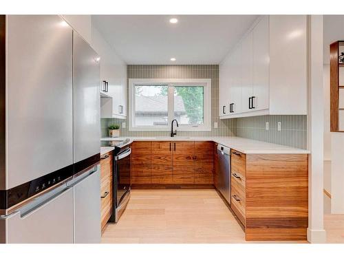 118 Fullerton Road Se, Calgary, AB - Indoor Photo Showing Kitchen