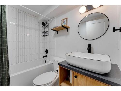 118 Fullerton Road Se, Calgary, AB - Indoor Photo Showing Bathroom