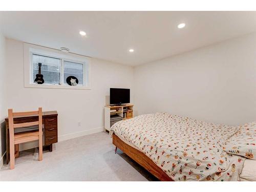 118 Fullerton Road Se, Calgary, AB - Indoor Photo Showing Bedroom