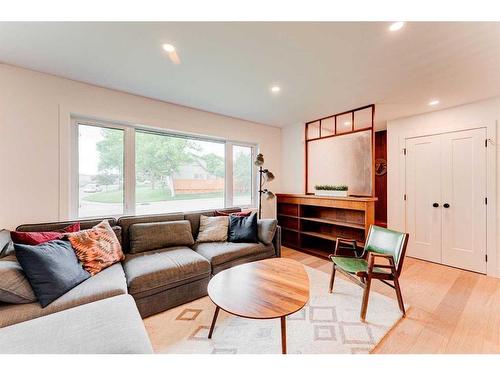 118 Fullerton Road Se, Calgary, AB - Indoor Photo Showing Living Room