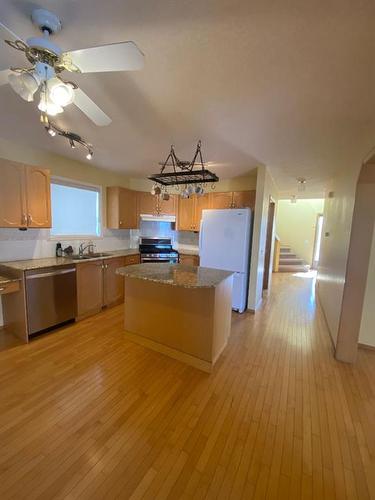 65 Scotia Point Nw, Calgary, AB - Indoor Photo Showing Kitchen With Double Sink