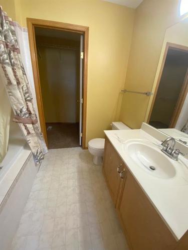 65 Scotia Point Nw, Calgary, AB - Indoor Photo Showing Bathroom