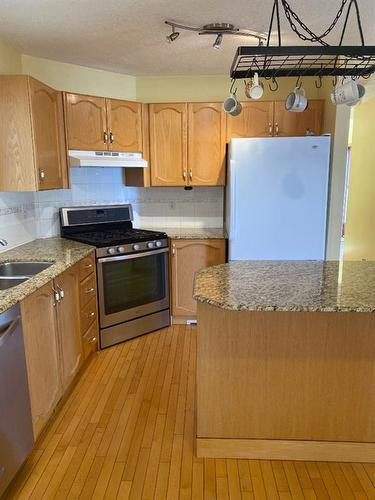 65 Scotia Point Nw, Calgary, AB - Indoor Photo Showing Kitchen With Double Sink