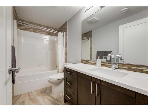 921 42 Street Sw, Calgary, AB - Indoor Photo Showing Bathroom