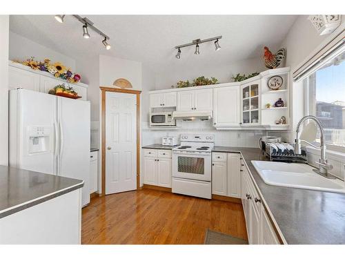 146 Coral Shores Cape Ne, Calgary, AB - Indoor Photo Showing Kitchen