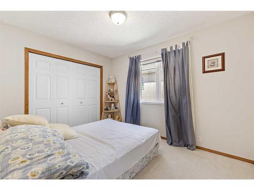 146 Coral Shores Cape Ne, Calgary, AB - Indoor Photo Showing Bedroom