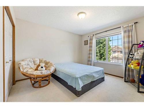 146 Coral Shores Cape Ne, Calgary, AB - Indoor Photo Showing Bedroom