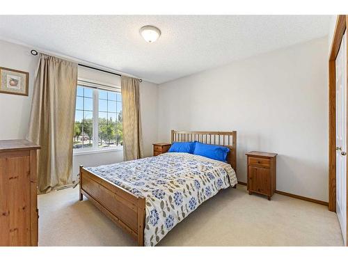 146 Coral Shores Cape Ne, Calgary, AB - Indoor Photo Showing Bedroom