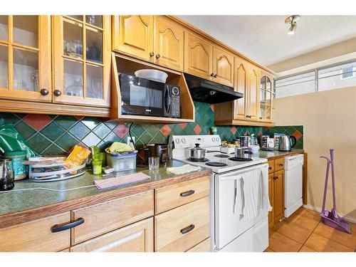 146 Coral Shores Cape Ne, Calgary, AB - Indoor Photo Showing Kitchen