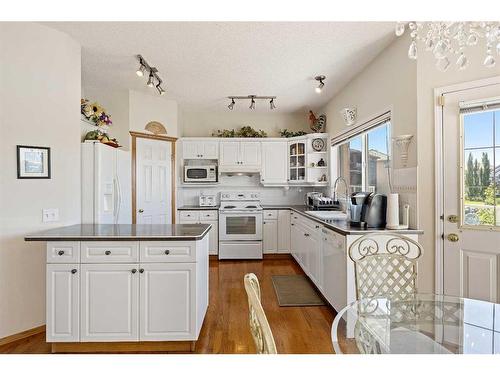 146 Coral Shores Cape Ne, Calgary, AB - Indoor Photo Showing Kitchen