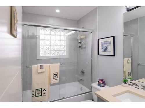 9407 Albany Place Se, Calgary, AB - Indoor Photo Showing Bathroom