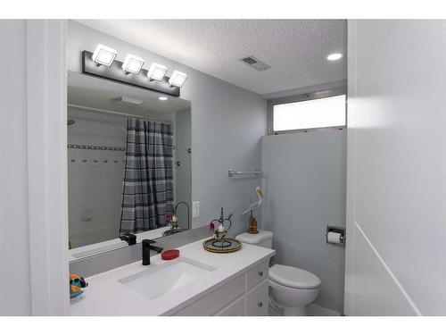 9407 Albany Place Se, Calgary, AB - Indoor Photo Showing Bathroom