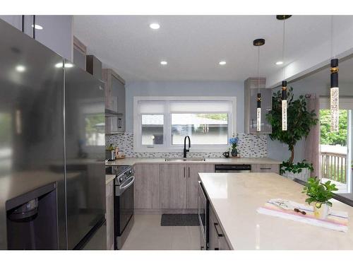 9407 Albany Place Se, Calgary, AB - Indoor Photo Showing Kitchen With Stainless Steel Kitchen With Upgraded Kitchen