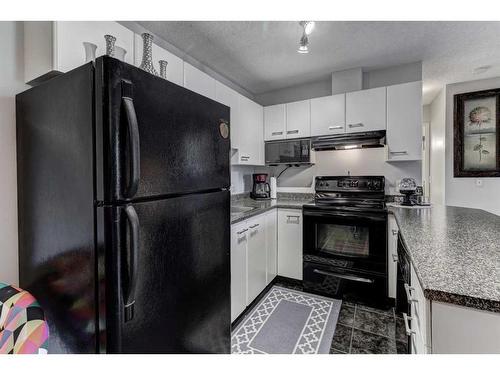 3021 Edenwold Heights Nw, Calgary, AB - Indoor Photo Showing Kitchen