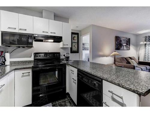3021 Edenwold Heights Nw, Calgary, AB - Indoor Photo Showing Kitchen
