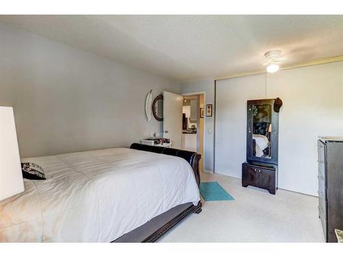 3021 Edenwold Heights Nw, Calgary, AB - Indoor Photo Showing Bedroom