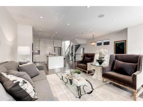 3147 35 Avenue Sw, Calgary, AB - Indoor Photo Showing Living Room