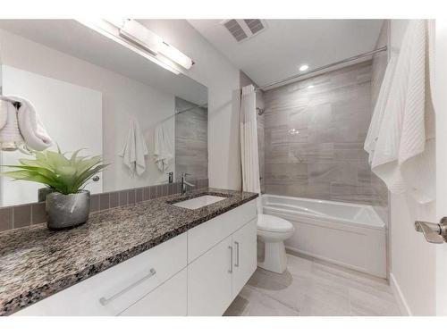 3147 35 Avenue Sw, Calgary, AB - Indoor Photo Showing Bathroom