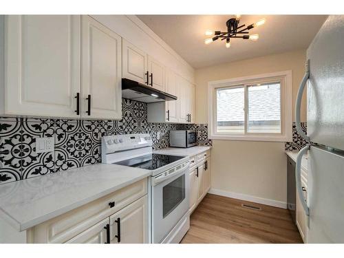 106 Abalone Crescent Ne, Calgary, AB - Indoor Photo Showing Kitchen