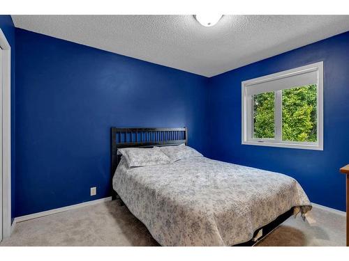 26 Scenic Ridge Way Nw, Calgary, AB - Indoor Photo Showing Bedroom