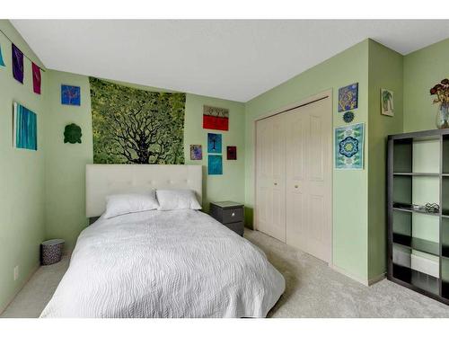 26 Scenic Ridge Way Nw, Calgary, AB - Indoor Photo Showing Bedroom