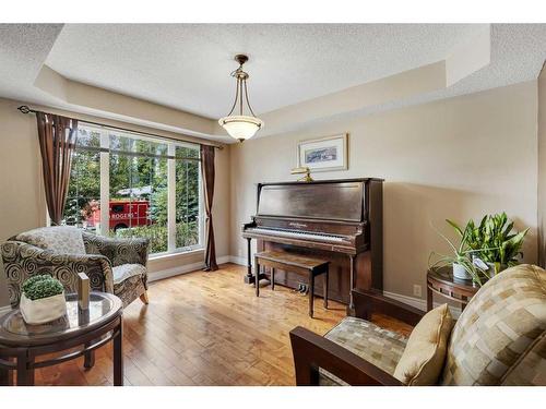 26 Scenic Ridge Way Nw, Calgary, AB - Indoor Photo Showing Living Room