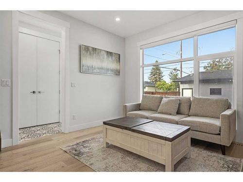 4325 13 Avenue Sw, Calgary, AB - Indoor Photo Showing Living Room