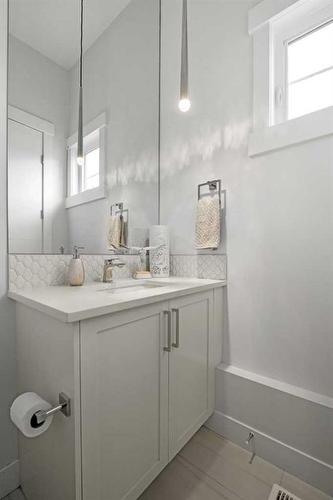 4325 13 Avenue Sw, Calgary, AB - Indoor Photo Showing Bathroom