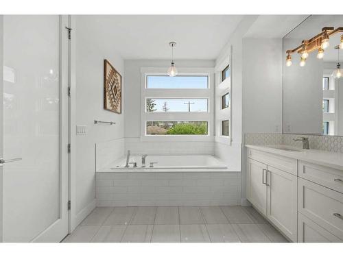 4325 13 Avenue Sw, Calgary, AB - Indoor Photo Showing Bathroom