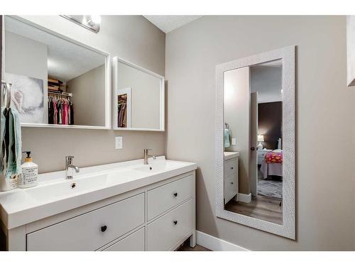 107-107 Elm Place, Okotoks, AB - Indoor Photo Showing Bathroom
