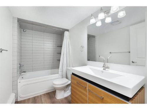 2-2031 34 Avenue Sw, Calgary, AB - Indoor Photo Showing Bathroom