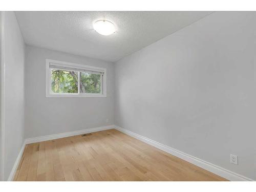 635 Arlington Drive Se, Calgary, AB - Indoor Photo Showing Other Room