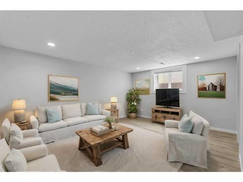 635 Arlington Drive Se, Calgary, AB - Indoor Photo Showing Living Room