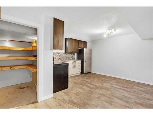 635 Arlington Drive Se, Calgary, AB - Indoor Photo Showing Kitchen