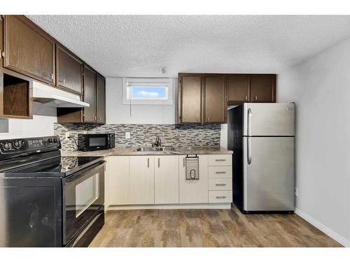 635 Arlington Drive Se, Calgary, AB - Indoor Photo Showing Kitchen