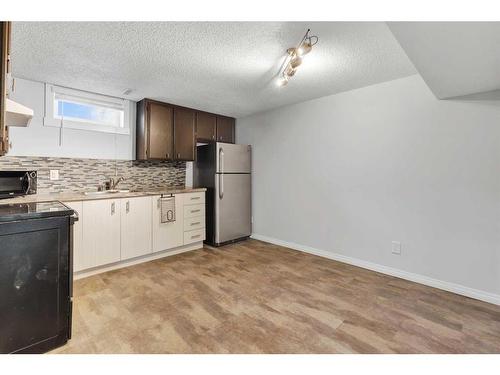 635 Arlington Drive Se, Calgary, AB - Indoor Photo Showing Kitchen