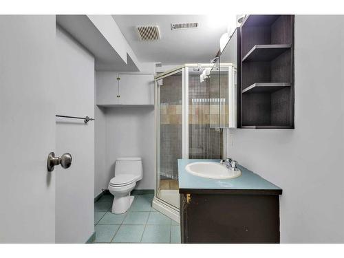 635 Arlington Drive Se, Calgary, AB - Indoor Photo Showing Bathroom