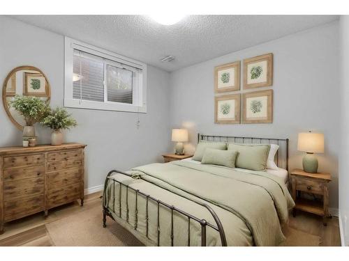 635 Arlington Drive Se, Calgary, AB - Indoor Photo Showing Bedroom