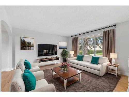 635 Arlington Drive Se, Calgary, AB - Indoor Photo Showing Living Room