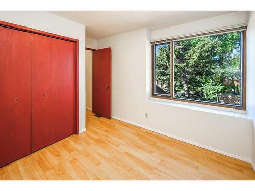 76 Hawkwood Road Nw, Calgary, AB - Indoor Photo Showing Other Room