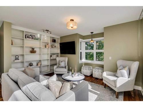 301 Elbow Park Lane Sw, Calgary, AB - Indoor Photo Showing Living Room