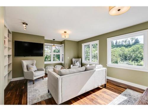 301 Elbow Park Lane Sw, Calgary, AB - Indoor Photo Showing Living Room