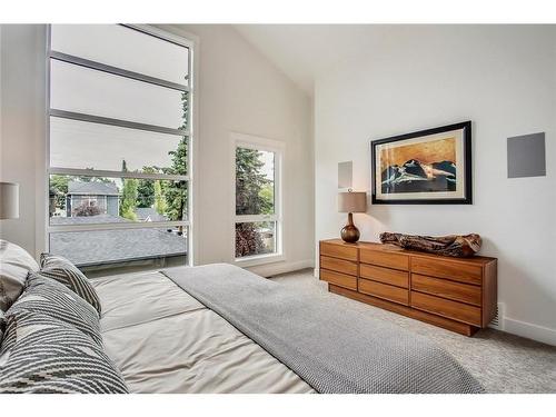 830 22 Avenue Nw, Calgary, AB - Indoor Photo Showing Bedroom