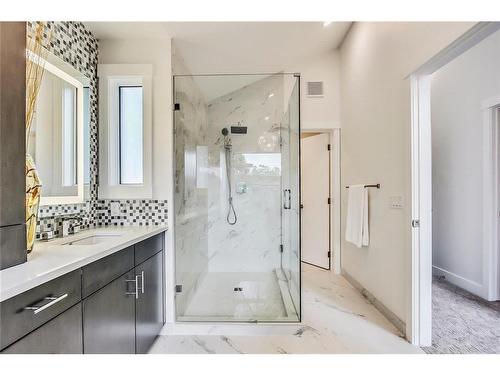 830 22 Avenue Nw, Calgary, AB - Indoor Photo Showing Bathroom