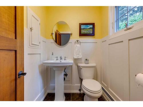 920 Kerfoot Crescent Sw, Calgary, AB - Indoor Photo Showing Bathroom