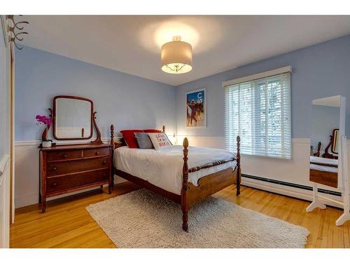 920 Kerfoot Crescent Sw, Calgary, AB - Indoor Photo Showing Bedroom