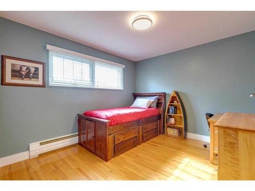 920 Kerfoot Crescent Sw, Calgary, AB - Indoor Photo Showing Bedroom